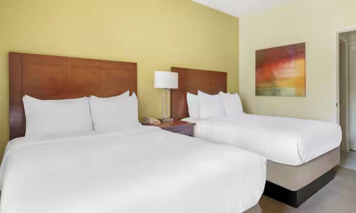 West Kissimmee Hotel | 2 Luxury Suites with Kitchen for Families or Groups | Near Universal and Disney