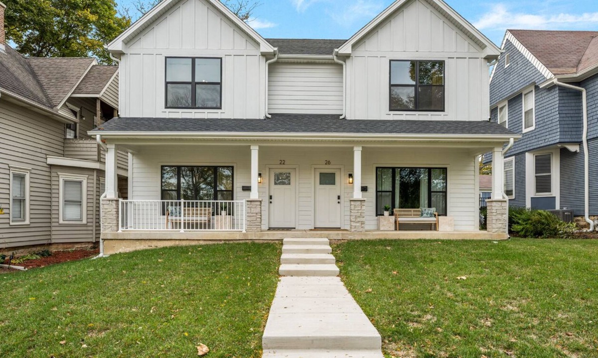 Geneva House | 2 Luxury Townhomes side by side. Walk to Downtown Geneva. Sleep 14!