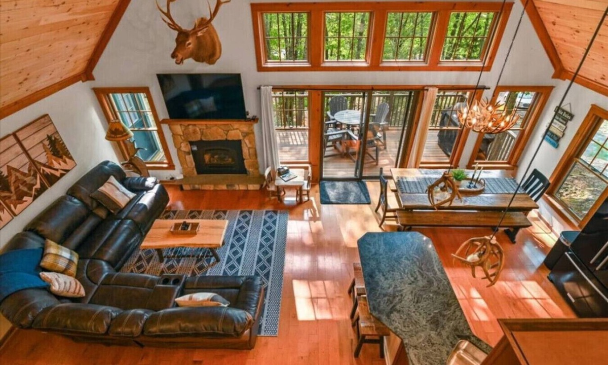 Tannersville Cabin | 2 Master BDRM, 2 Min to Camelback - Sleeps 10
