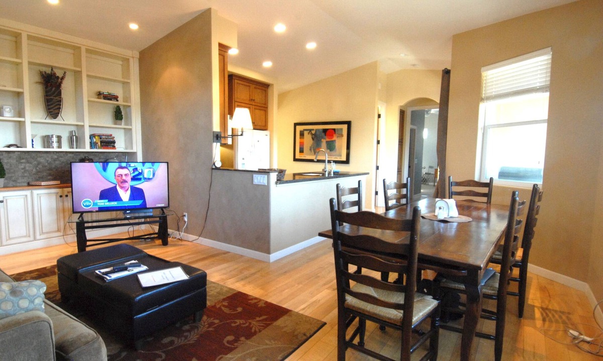 South Oceanside House | 2-Master Suites , 4-bikes, walk to beach/restaurants, A/C