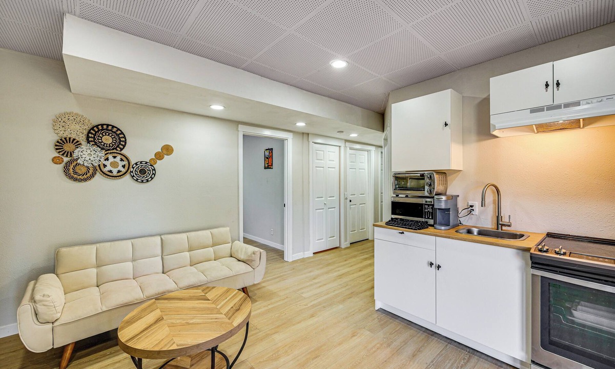 Des Moines Apartment | 2 Mi to Des Moines Beach Park: Mod Des Moines Apt