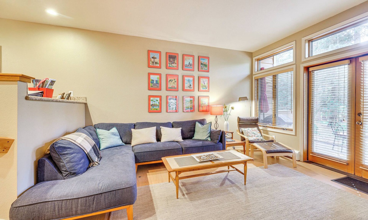 Incline Village Condo | 2 Mi to Diamond Peak! Corner-Unit Condo w/Hot Tub