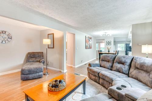 Lansing Apartment | ~ 2 Mi to Downtown: Bright Apt in Lansing!