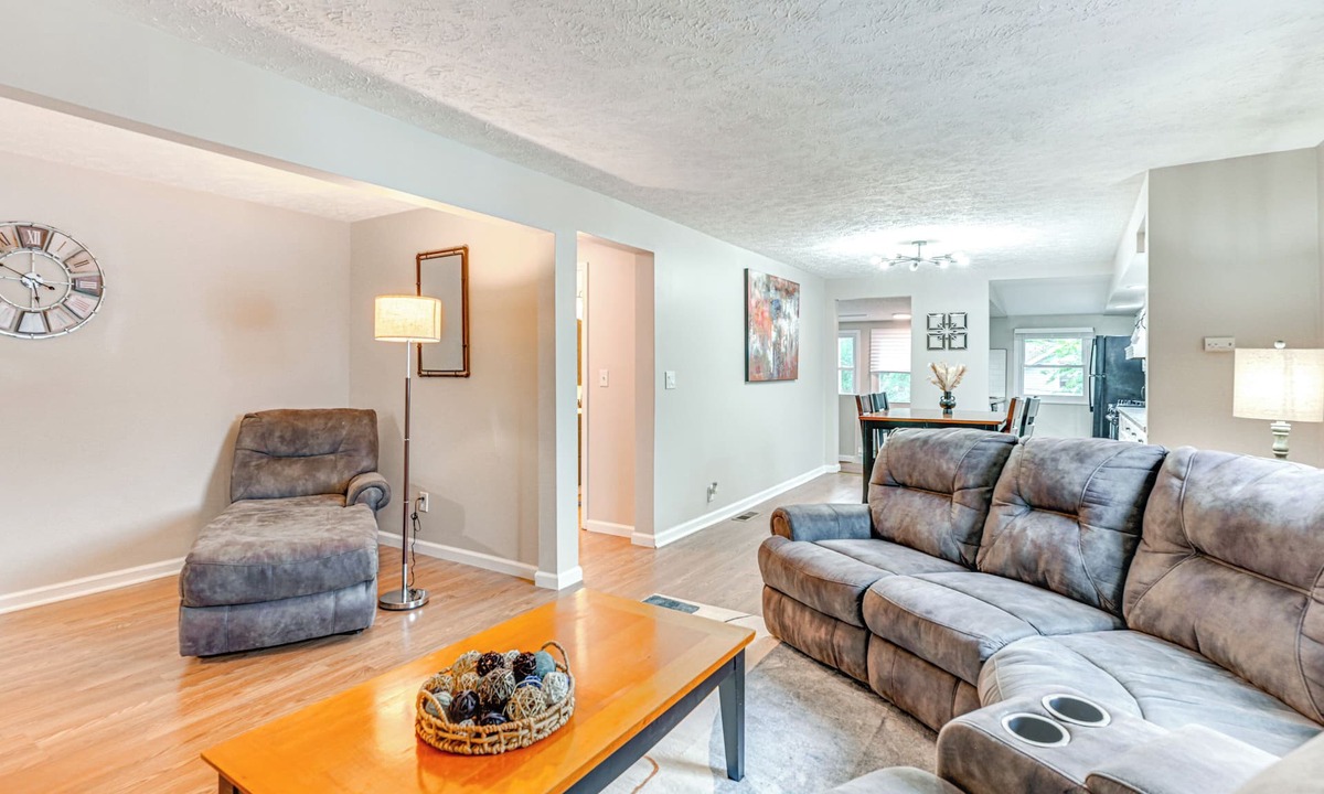 Lansing Apartment | ~ 2 Mi to Downtown: Bright Apt in Lansing!