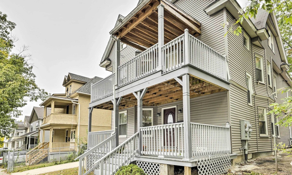 Memorial Square Apartment | 2 Mi to Downtown: Springfield Apt w/Balcony!