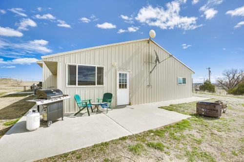 Buffalo Apartment | 2 Mi to Dtwn Buffalo: Mtn-View Retreat w/Patio!