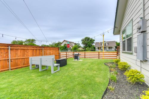 East Riverside Apartment | 2 Mi to Dtwn: Chic Waco Studio w/Fire Pit!