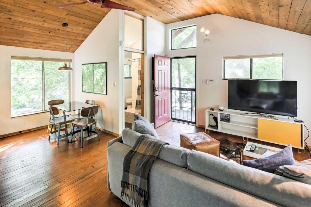 Blackshear-Prospect Hill Apartment | 2 Mi to Dtwn: Pet-Friendly Austin Studio w/Yard