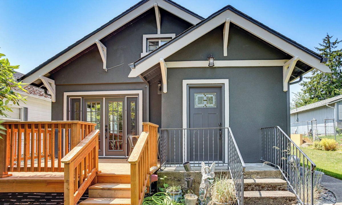 Hilltop Cottage | 2 Mi to Dtwn Tacoma: Charming Home w/Deck & Yard!