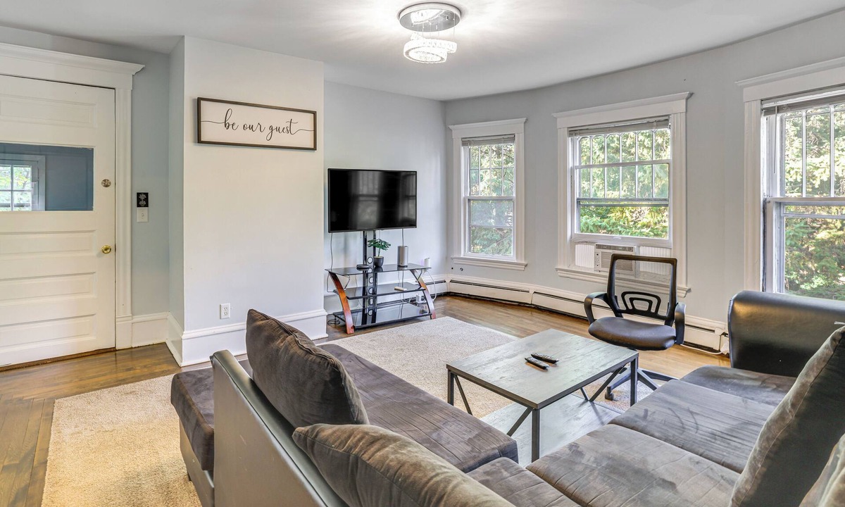 Lowry Hill East Apartment | 2 Mi to Dtwn! Walkable Minneapolis Apt w/ Deck