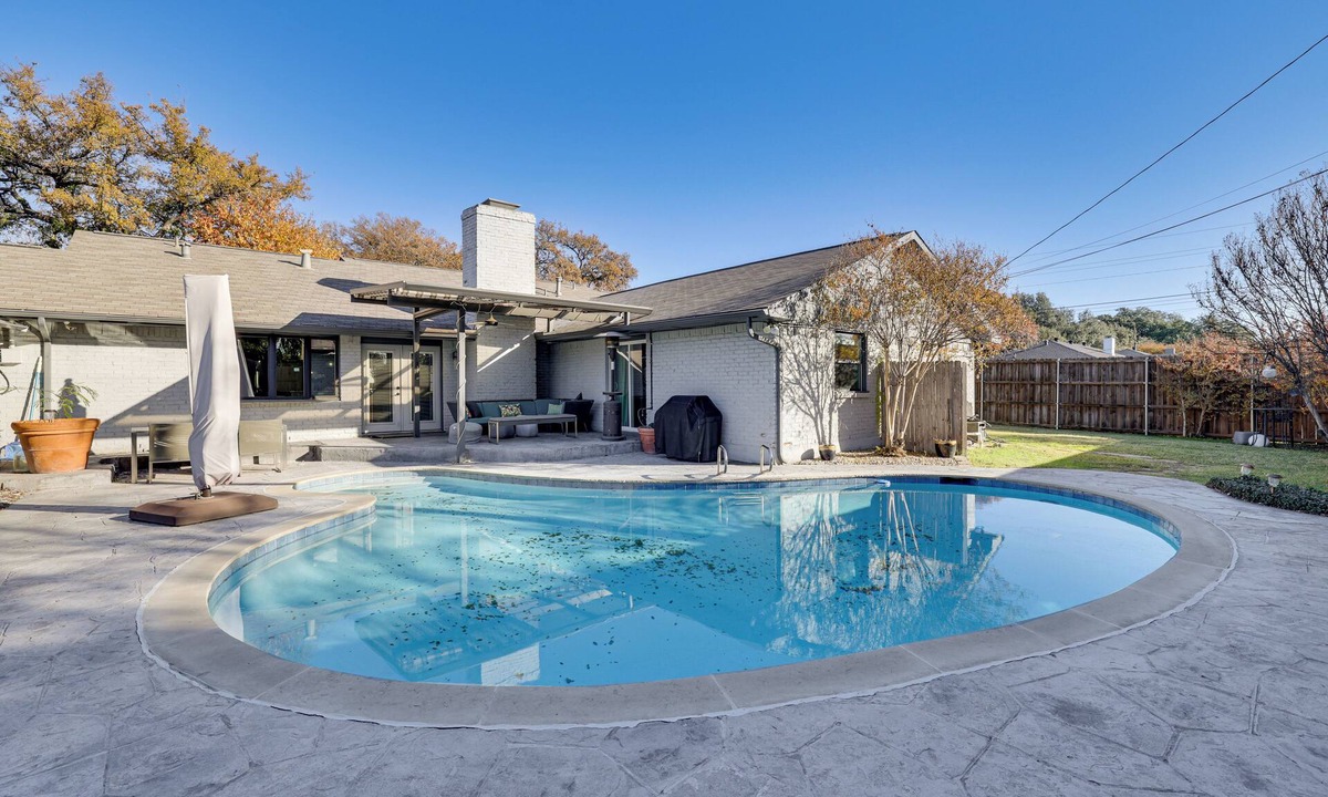 Northwest Dallas House | 2 Mi to Galleria Dallas: Group Retreat w/Yard!