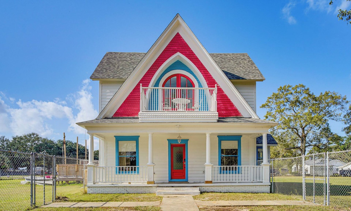 Jennings House | 2 Mi to Gator Chateau: Vibrant Home w/Balcony
