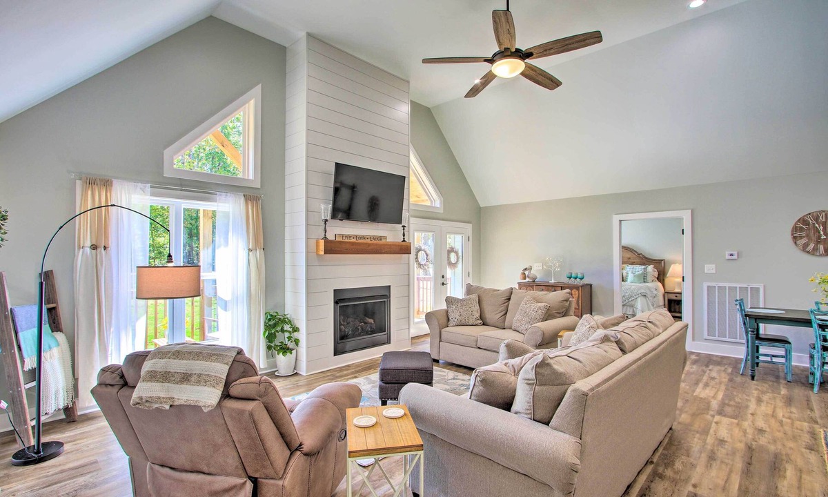 Pickwick Dam Cabin | 2 Mi to Golf Course + Fire Pit: Cozy Counce Cabin!