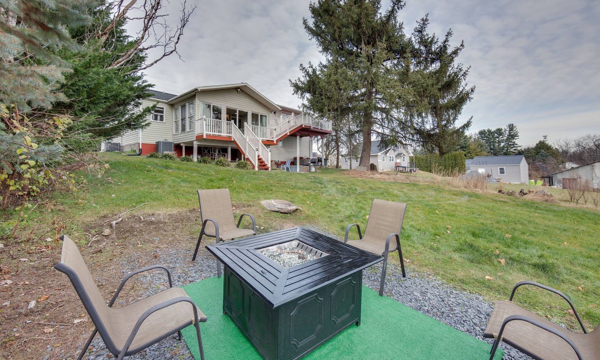 Hummelstown House | 2 Mi to Hersheypark: Group Getaway w/Deck