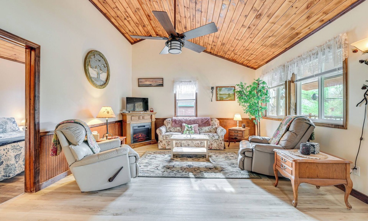 Peru Cabin | 2 Mi to Lake Champlain: Cabin w/River Access!