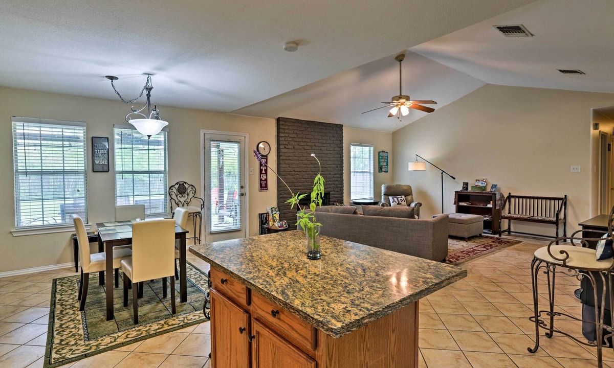 McQueeney Cottage | 2 Mi to Lake Mcqueeny: Gem w/Covered Patio