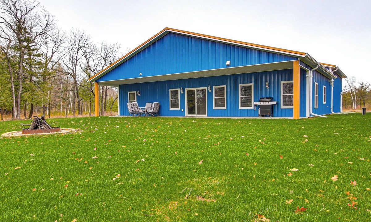 Abrams House | 2 Mi to Lake Michigan: Fire Pit, Grill, Patio!