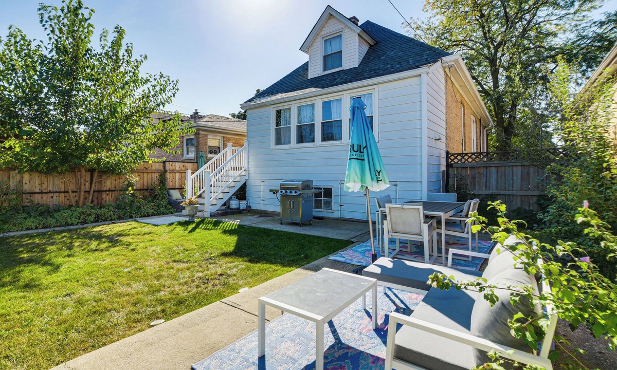 Belmont Cragin Apartment | 2 Mi to Logan Square: Pet-Friendly Urban Oasis!