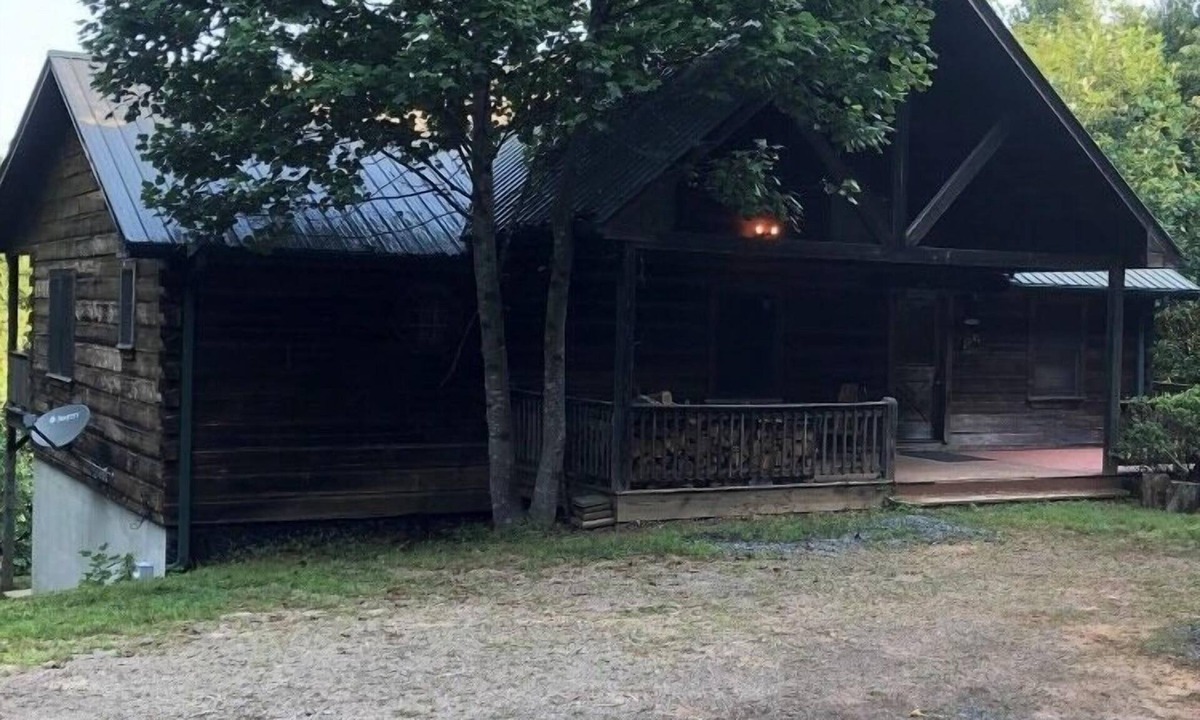 Murphy Cabin | 2 mi To Murphy center. 5 minutes to Casino . 10 minutes to Medical Center.