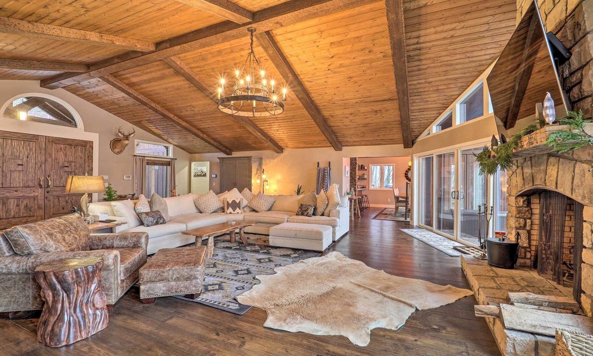 Beech Mountain Cabin | 2 Mi to Slopes: Luxe Beech Mtn Cabin w/Hot Tub