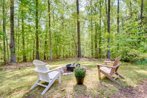 Toccoa Apartment | 2 Mi to Toccoa Falls Cozy Getaway with Yard!