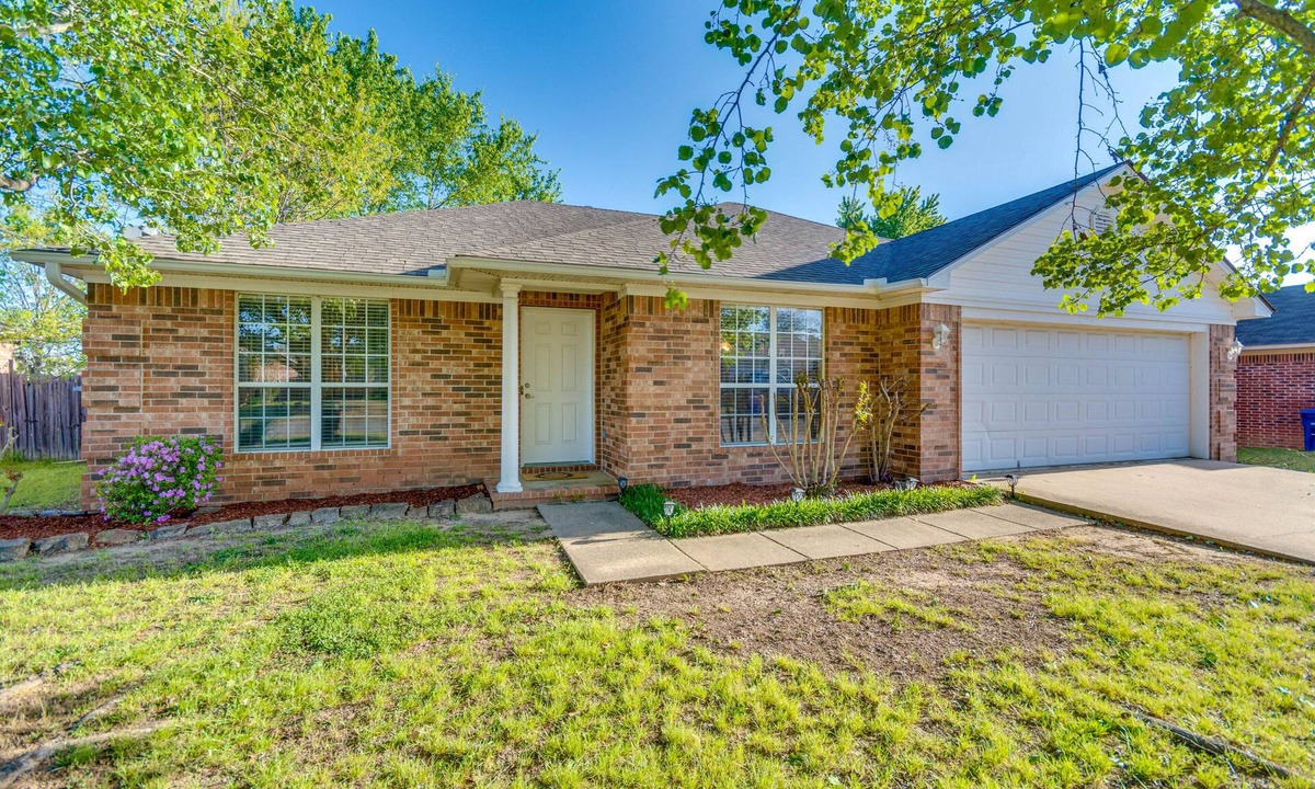 Conway House | 2 Mi to UCA: Group Getaway w/Private Yard!