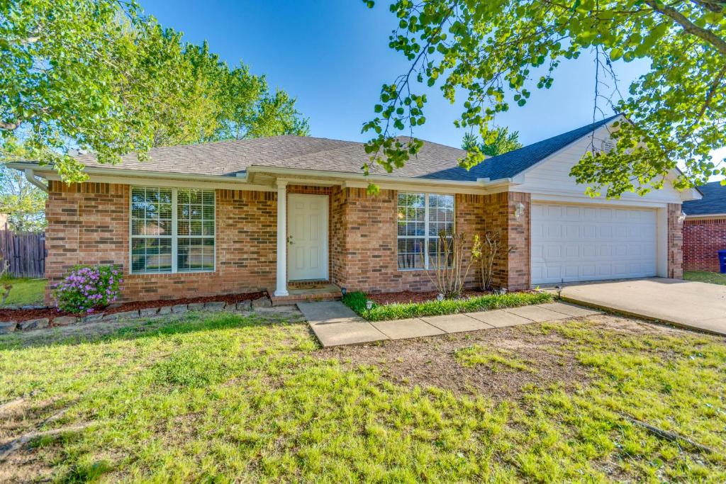 Conway House | 2 Mi to UCA: Group Getaway w/Private Yard!