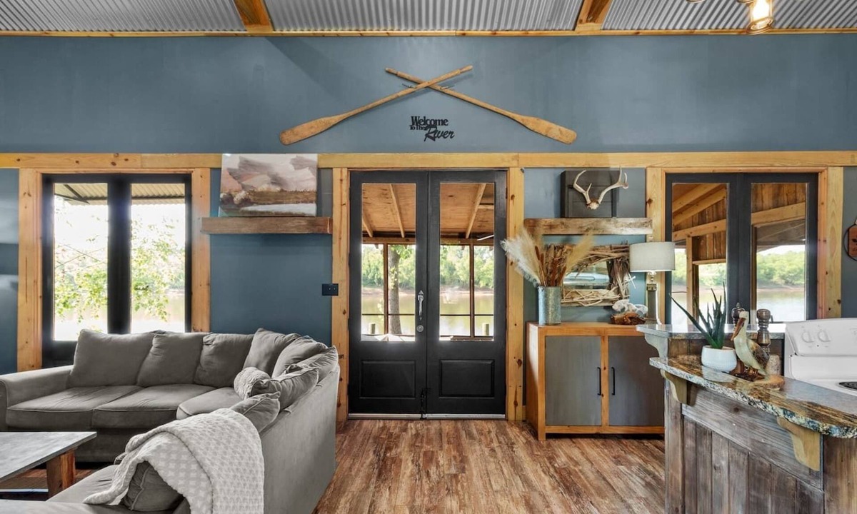Shreveport Cabin | 2 miles to Casinos, Red River Lodge with River View