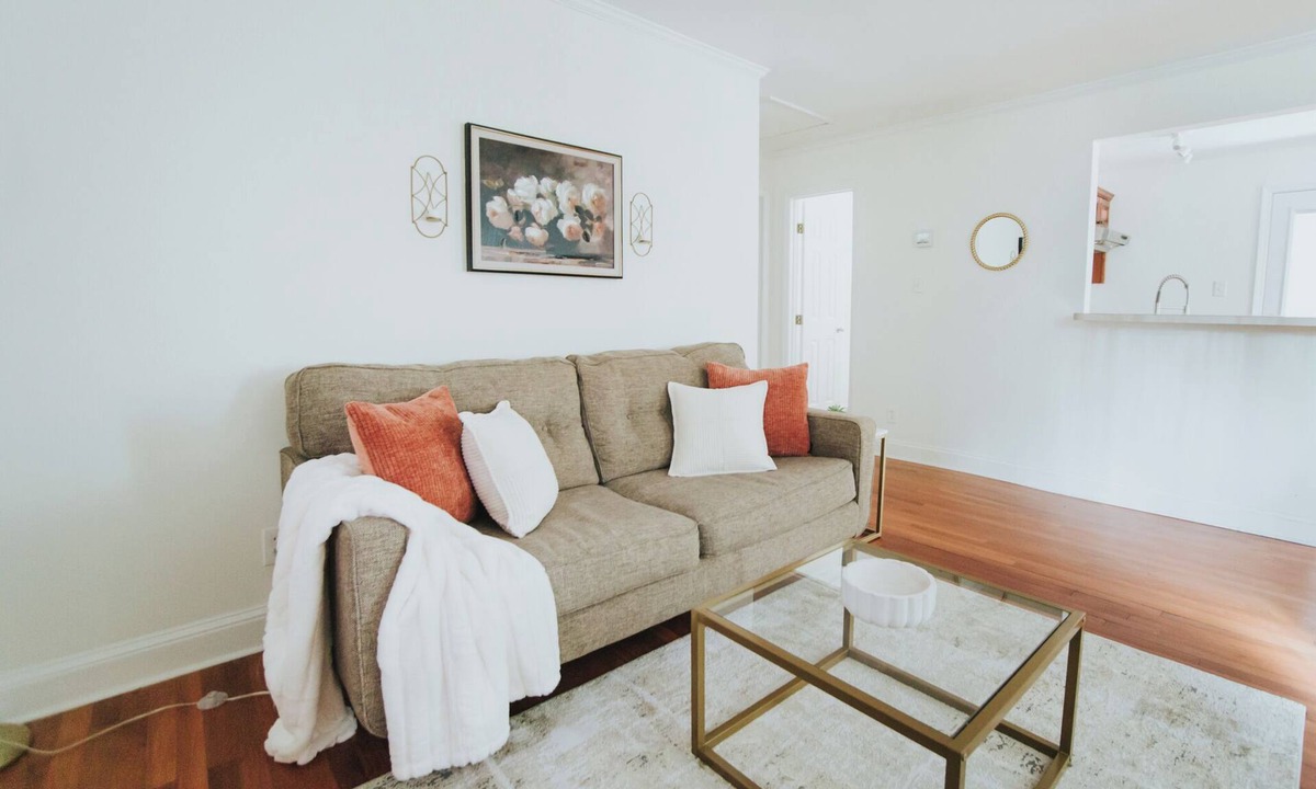 East Raleigh House | 2 Miles to Downtown, Cozy Green Cottage 2 BR 1 BA
