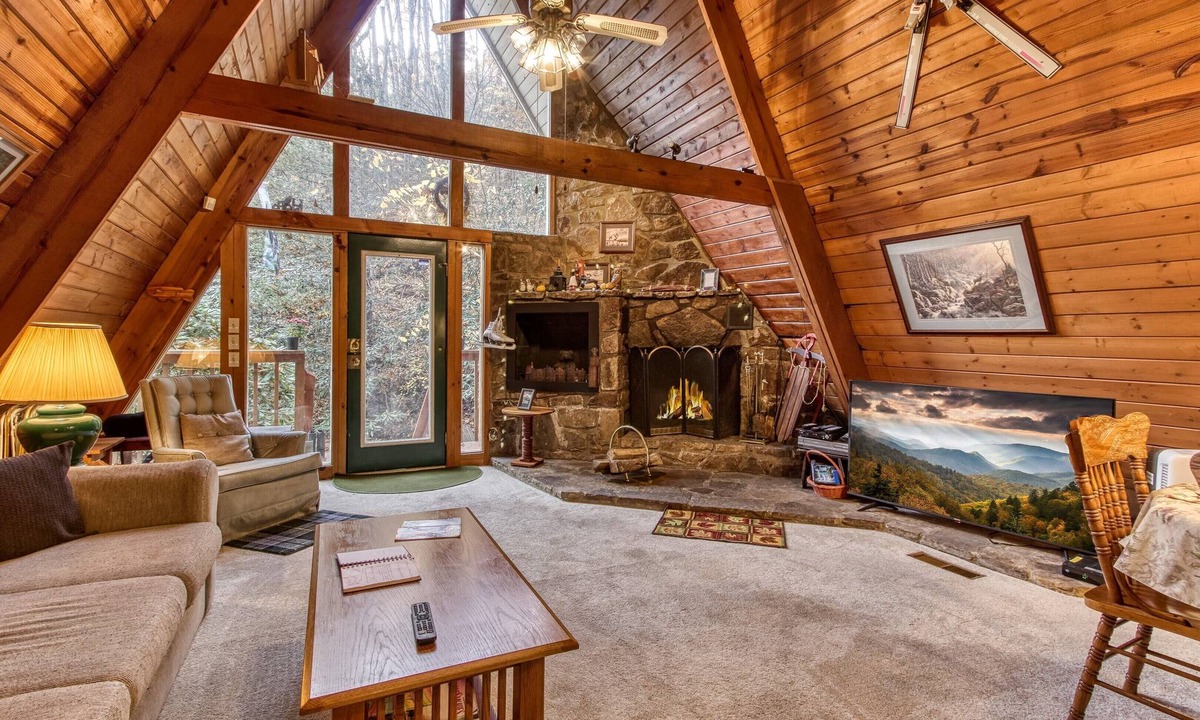 Chalet Village Cabin | 2 Miles to Downtown Gatlinburg! Less than1/2 mile to Skiing!Sledding!Ice Skating