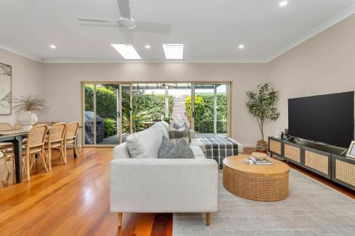 Glenelg North Villa | 2 min from beach! Glenelg Gem 4BR, BBQ, Patio