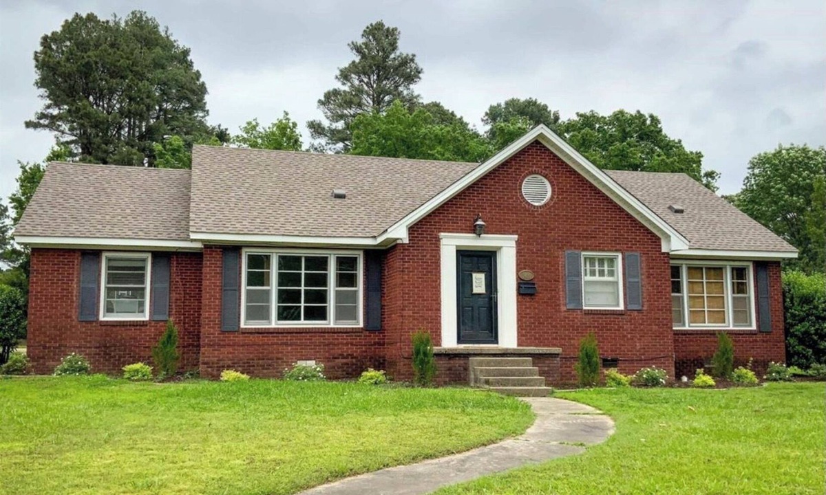 Searcy House | 2 min from Harding and local park! Peaceful 3BR with alfresco dining area!
