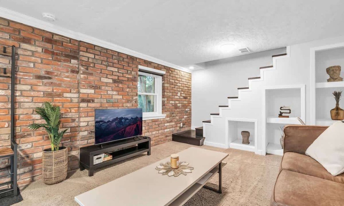 Rosemount House | 2 min to AUD | Private Getaway w/Firepit
