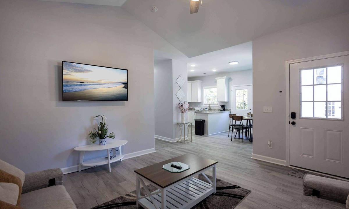 Burlington House | 2 Min to Downtown | 9 to Elon | Car Rental Avail.