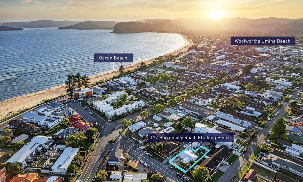 Ettalong Beach House | 2-Min Walk to Beach: Firepit, Yard. Kids welcome.