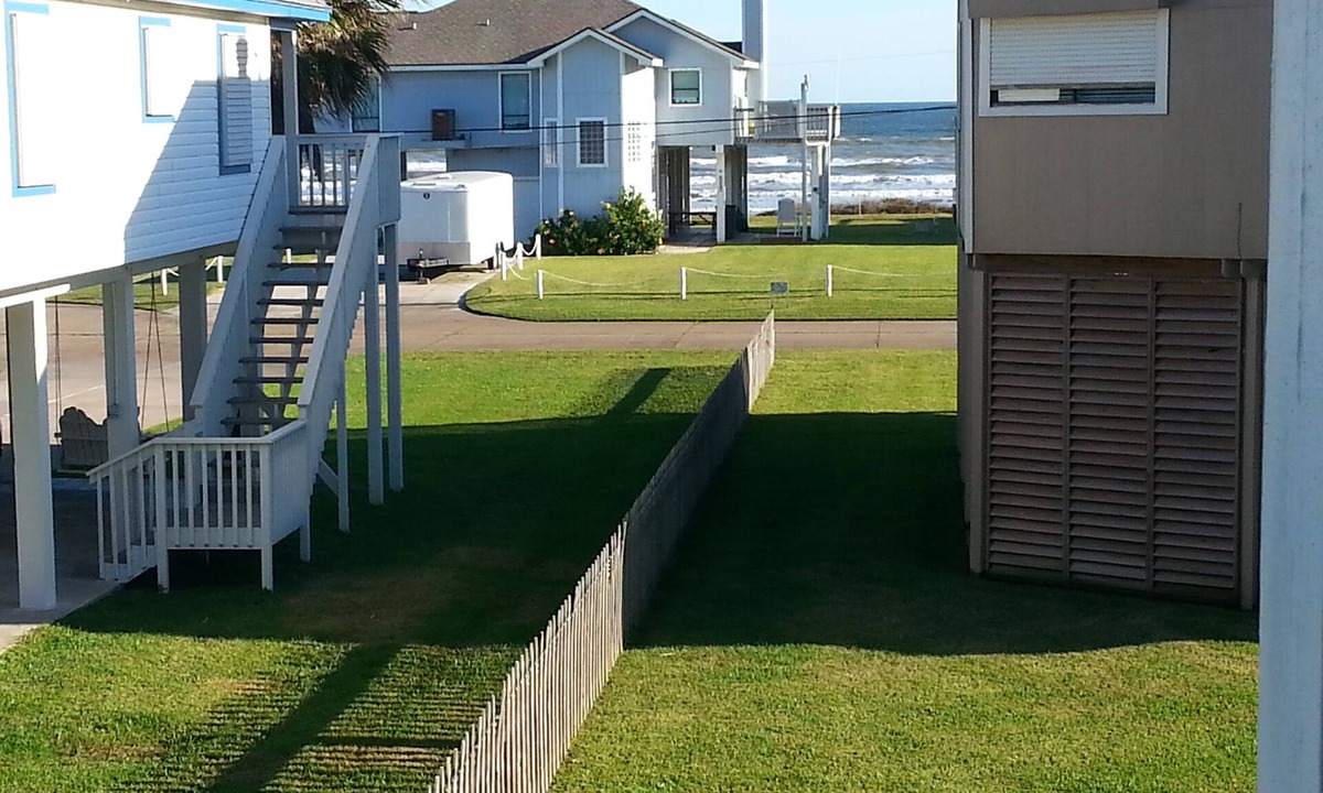 Galveston House | 2 MIN WALK TO BEACH; OCEANVIEW! 3 bedrm, 2 balconies, BBQ GRILL, WiFi/3TV's