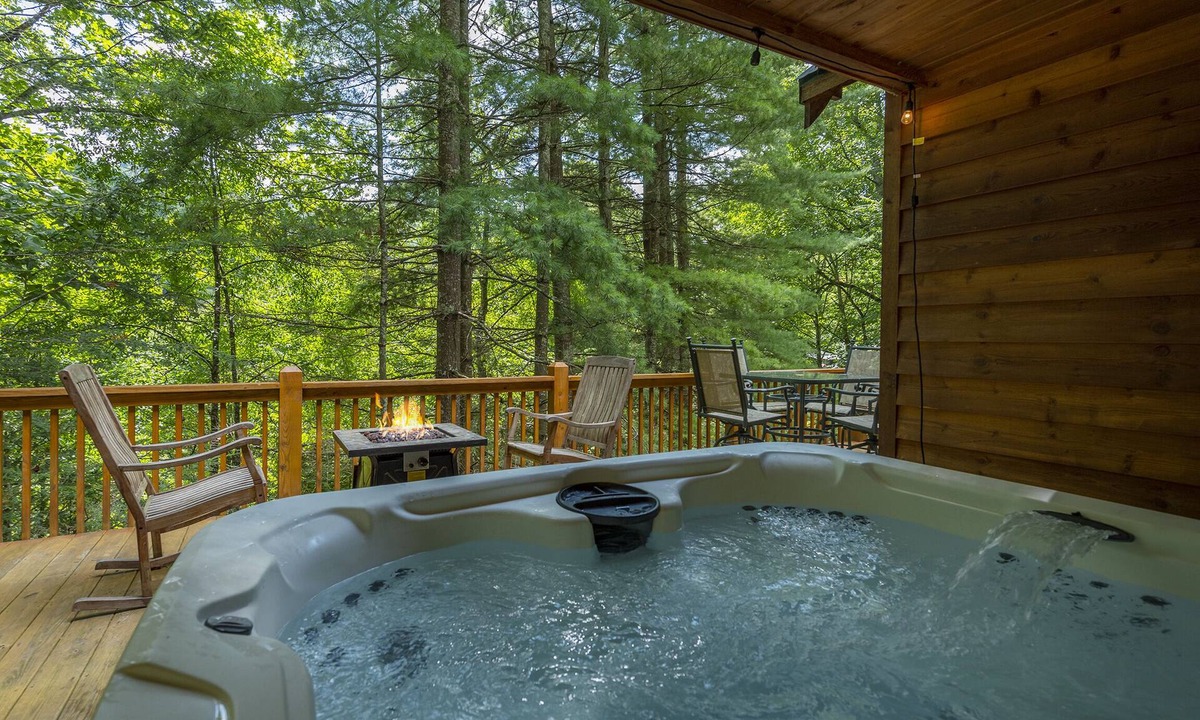 Wolf Laurel Cabin | 2 mins to skiing at Hatley Pointe! Hot Tub+FirePit, Fireplace, pet friendly!