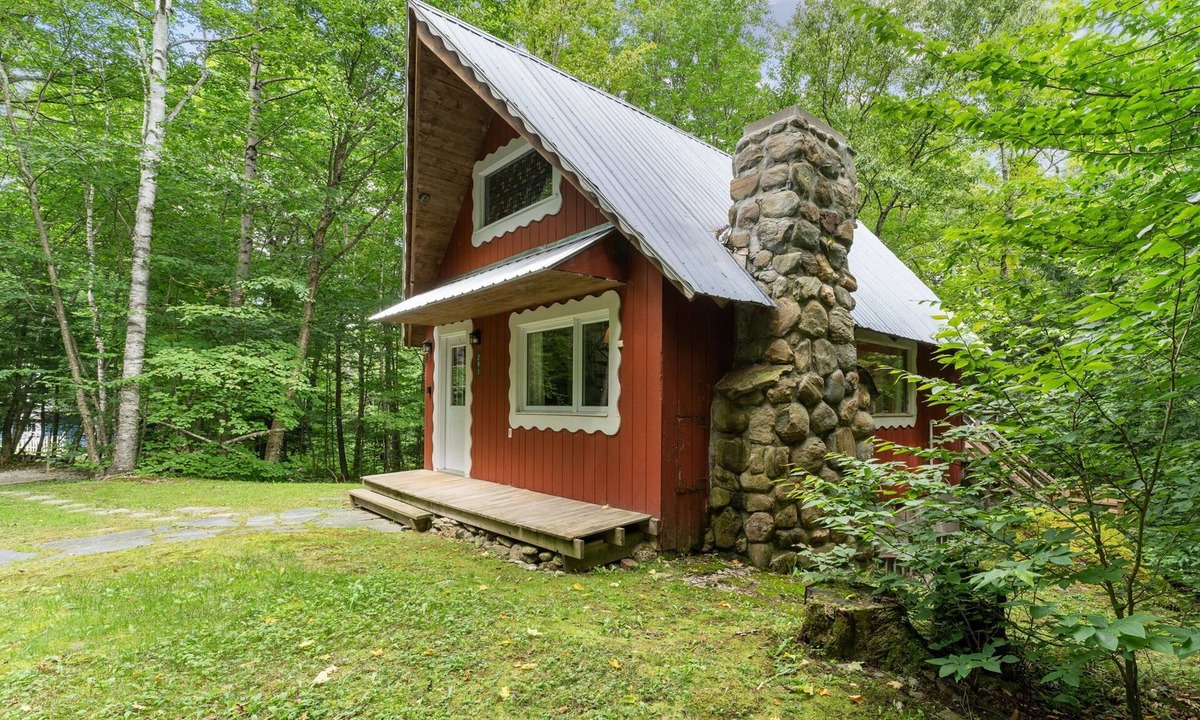 Jeffersonville Ski Chalet | 2 mins to Smuggs, Fireplace