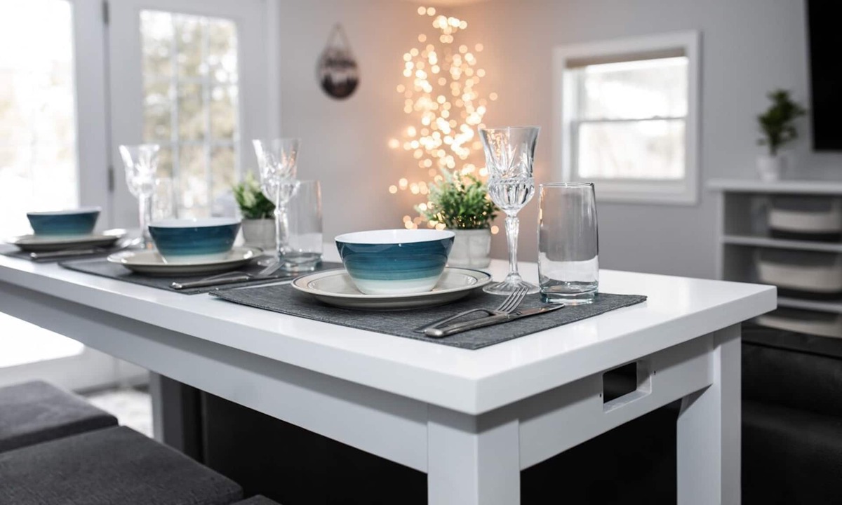 Port Elgin House | 2 Mins to Water, entire house in Port Elgin sleeps 8 and comes with Free Parking