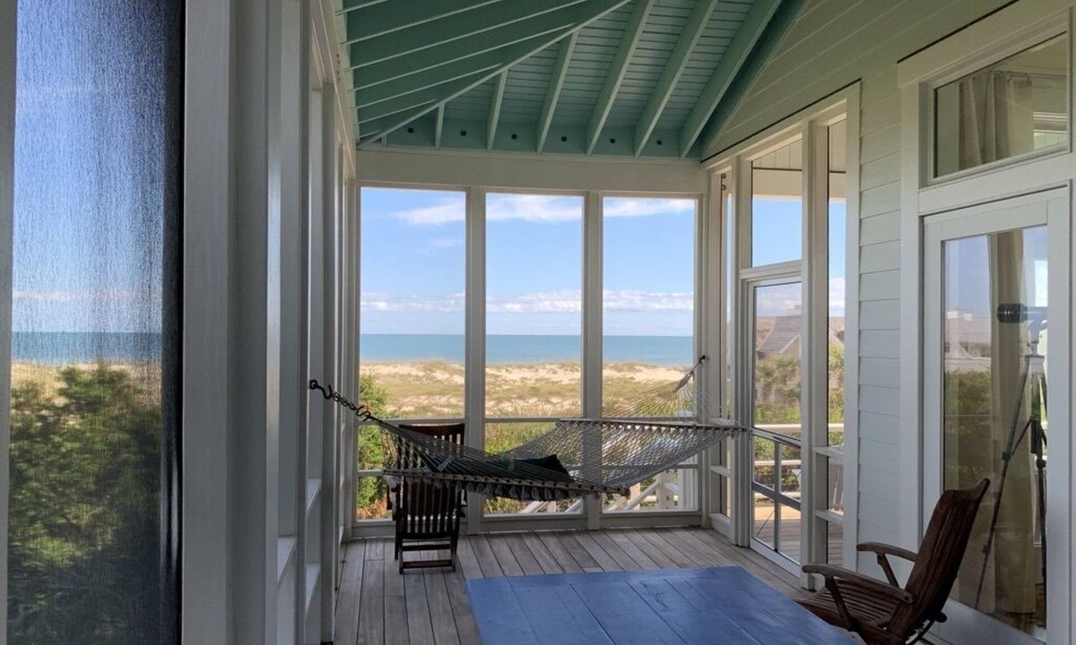 East Beach House | 2 Minute Walk to East Beach access 41 or 42! Spring/Summer dates just opened.
