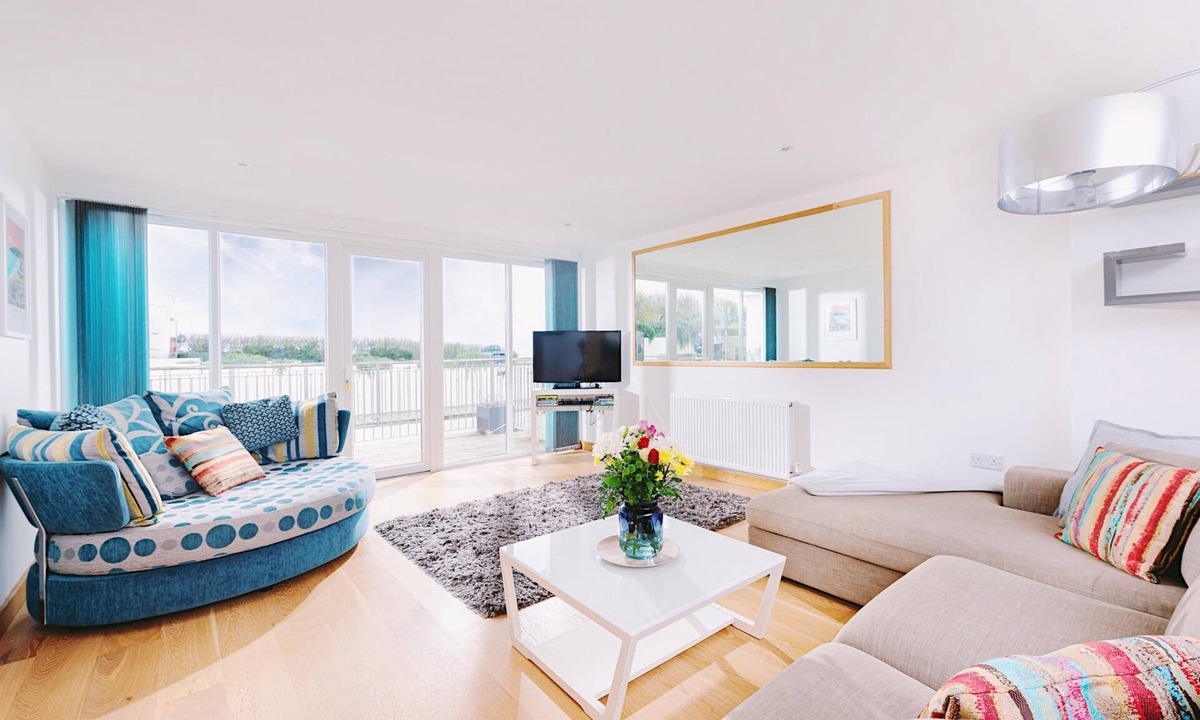 Lusty Glaze Ski Chalet | 2 minutes walk from 2 fabulous beaches