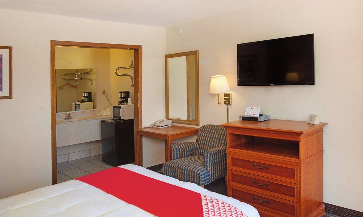 Guymon Hotel | 2 Modern Rooms for Couples – Great Value by Highway 54!