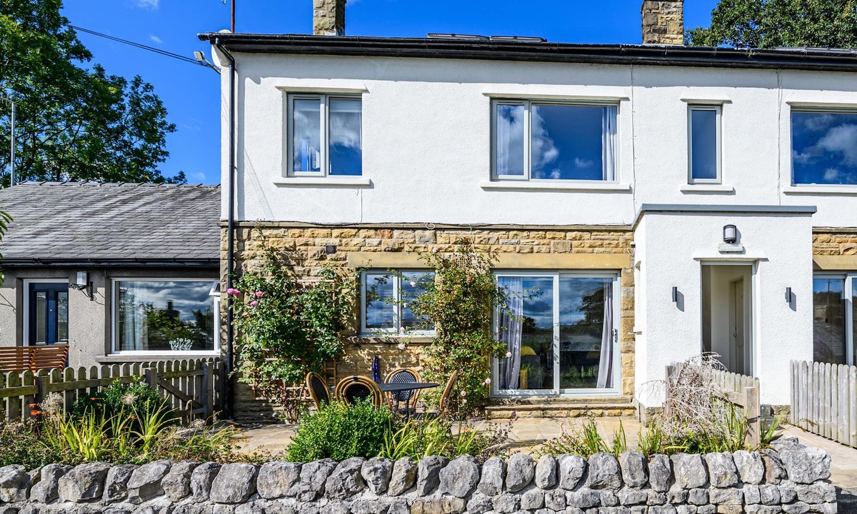 Austwick Apartment | 2 ORCHARD LEIGH, pet friendly, with open fire in Austwick