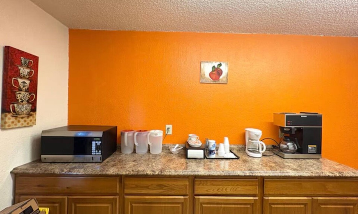 Victoria Hotel | 2 Pet-Friendly Rooms, w/Free Parking! Museum of the Coastal Bend - 3.5mi away