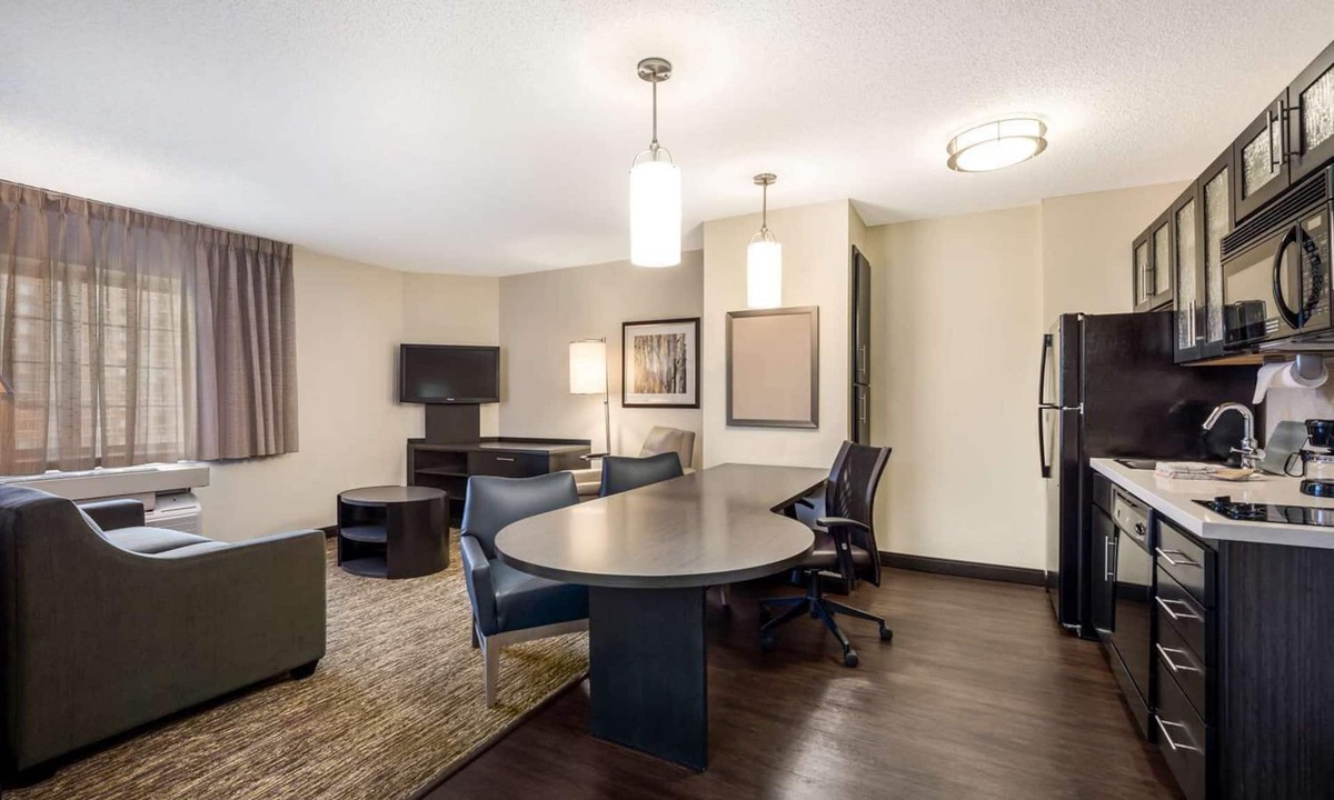 Morris Plains Hotel | 2 Pet-Friendly Suites w/Full Kitchen and Near NYC Commute