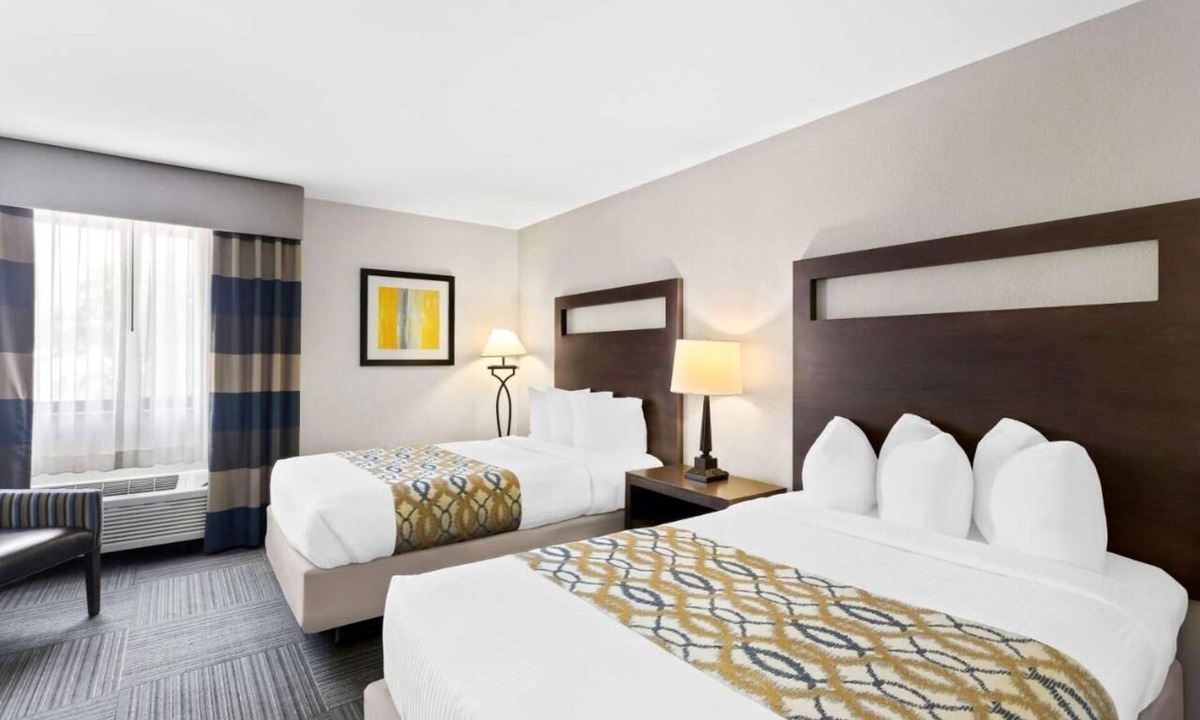Naperville Hotel | 2 Pet-Friendly Units Near Downtown Naperville | Free Parking and Breakfast!