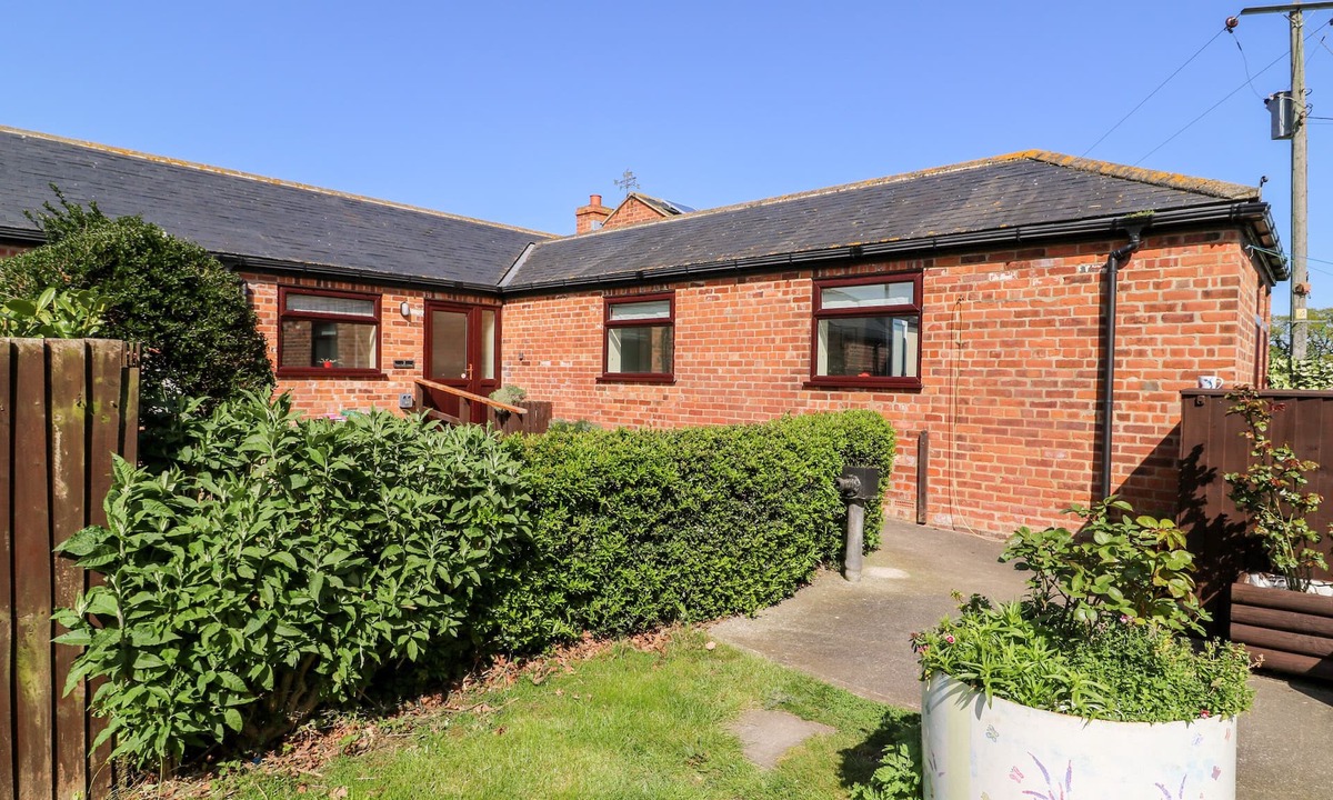 Ryther Cottage | 2 PINES FARM COTTAGES, family friendly, with open fire in Tadcaster