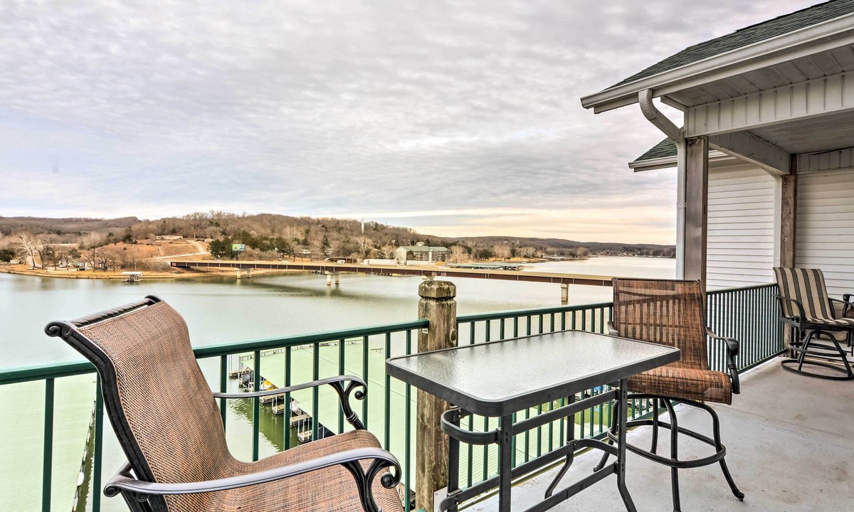 Camdenton Condo | 2 Pools! Group-Friendly Unit on Lake of the Ozarks