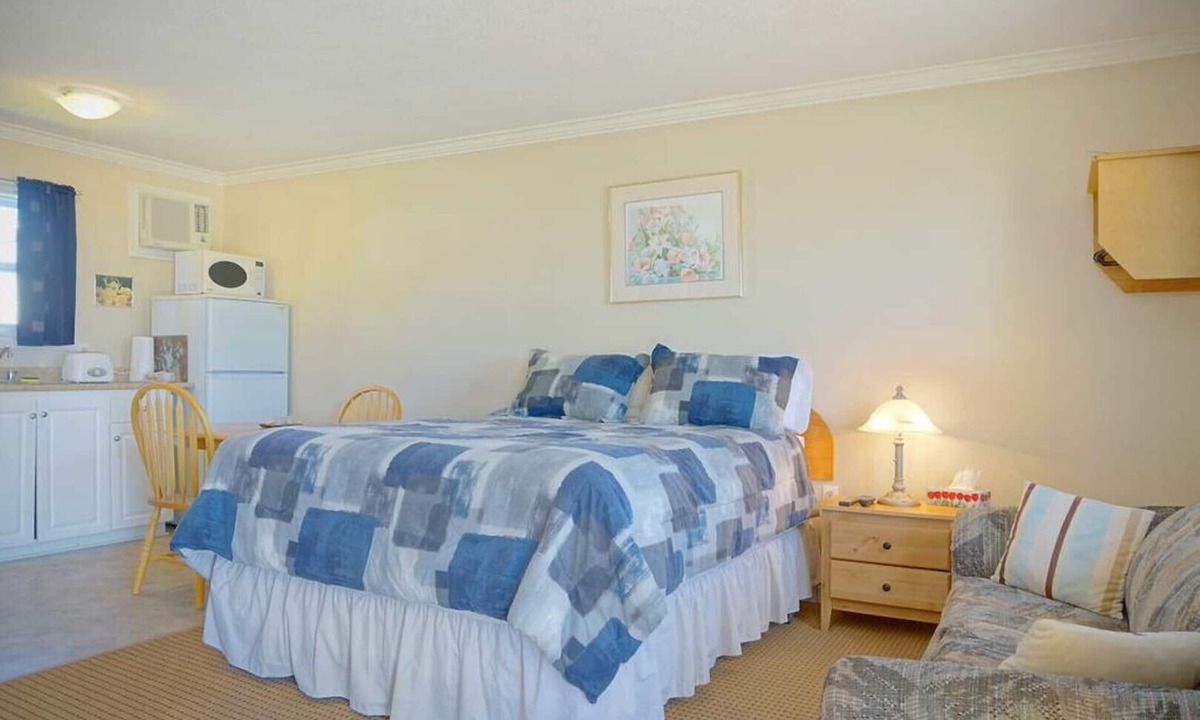 Summerside Apartment | (2) Private Queen Suite at Green Acres Summerside