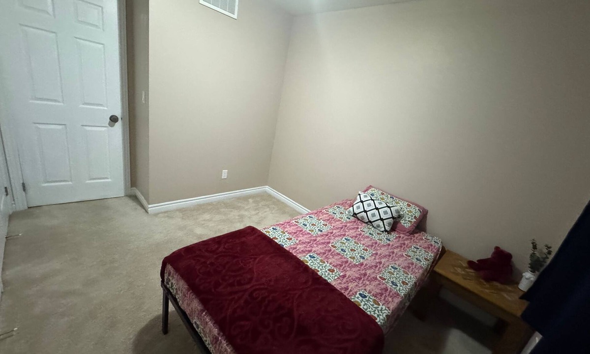 Napanee House | 2 Private Rooms in Quiet & Clean Home | Sleeps 3